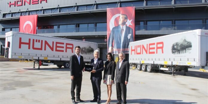 Tırsan, Hüner Global Lojistik’e 500 adetlik Tenteli Perdeli Multi-Ride teslim etti
